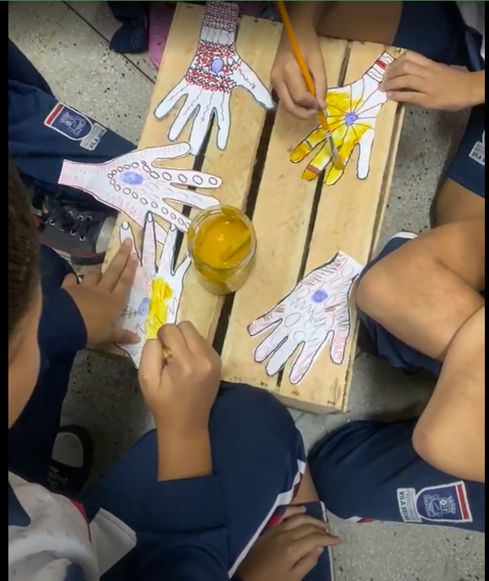 Alunos fazendo a atividade proposta com a tinta feita a partir da problematização :
O que é Açafrão ?
Alguém conhece o Açafrão?
Quem usa o Açafrão em casa ? Como usa ? Sabe de onde vêm?

